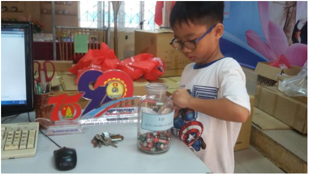 Học sinh trường Tiểu học Lý Thường Kiệt (Hà Nội) thu gom pin điện tử đã qua sử dụng